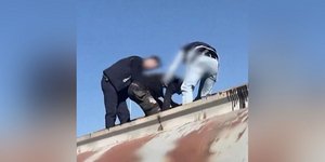 Τούρκοι αστυνομικοί τραβούν έναν μετανάστη από το βυτίο οχήματος
