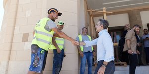 Χειραψία Μητσοτάκη με εργαζόμενο στη Ρόδο