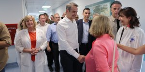 Επίσκεψη Μητσοτάκη στο Κέντρο Υγείας Βάρης: Αγωνιζόμαστε για να αναβαθμίζουμε συνέχεια το ΕΣΥ