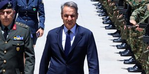 Ο Κυριάκος Μητσοτάκης στην κηδεία του Νίκου Ταγαρά