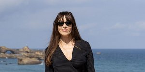 Η Μόνικα Μπελούτσι αποθεώνει το διαχρονικό signature look της, ακόμα και στις πιο ζεστές ημέρες του καλοκαιριού