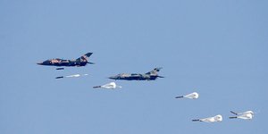 Βομβαρδιστικά πάνω από τη Μιανμάρ 