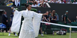 Η Ναόμι Οσάκα έκλεψε την παράσταση στο Wimbledon με εντυπωσιακό λευκό κιμονό με ουρά