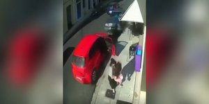 «Δεν πρόλαβα να πατήσω φρένο, μάλλον κόλλησε το γκάζι» λέει ο 75χρονος που πήρε σβάρνα οχήματα στη Ναύπακτο