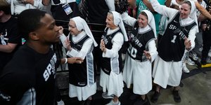 Οι Σαλεσιανές Αδερφές χαιρετούν τους παίκτες πριν από τον πρώτο αγώνα των τελικών του NBA μεταξύ των Νιου Γιουρκ Νικς και των Σαν Αντόνιο Σπερς