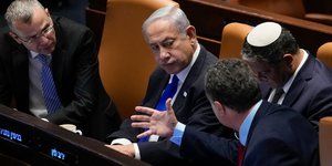 Ο Ισραηλινός πρωθυπουργός Μπέντζαμιν Νετανιάχου με υπουργούς της κυβέρνησής του