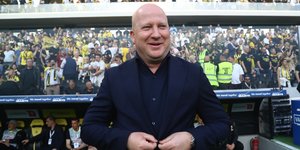 Ο Νίκολιτς κουμπώνει το σακάκι του