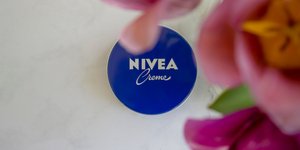 Η κλασική Nivea στο μπλε κουτί δεν κάνει αυτό που πιστεύουν οι περισσότεροι μετά τον ήλιο, λέει φαρμακοποιός