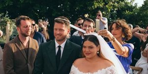 Η Νόνη Δούνια αλλάζει τα στέφανα/ @noni_dounia