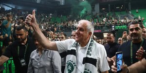 Ο Ομπράντοβιτς με το κασκόλ του Παναθηναικού AKTOR