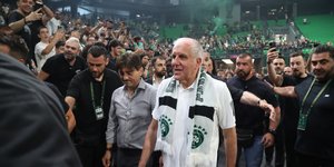 Οπαδοί του Παναθηναϊκού πανηγυρίζουν για την επιστροφή του Ζέλικο Ομπράντοβιτς