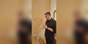 Ο Νίκος Ποδιάς πλάι στη χάρτινη πανοπλία 