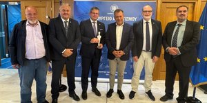 Τα στελέχη της Ελληνικής Ομοσπονδίας Αθλητισμού Κωφών με τον Υπουργό Αθλητισμού Γιάννη Βρούτση