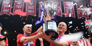 Οι αφοι Αγγελόπουλοι με την κούπα της Basket League