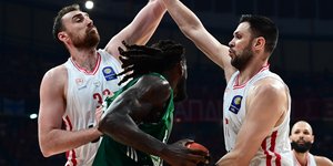 Ο Λεσόρ με τη μπάλα, τον παίζουν άμυνα οι Μιλουτίνοφ και Παπανικολάου