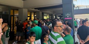 Οπαδοί του Παναθηναϊκού στο Telekom Center για να υποδεχτούν τον Ομπράντοβιτς