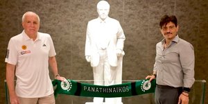 Ο Δημήτρης Γιαννακόπουλος και ο Ζέλικο Ομπράντοβιτς ποζάρουν μπροστά από το άγαλμα του αείμνηστου Παύλου Γιαννακόπουλου