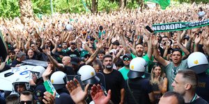 Παναθηναϊκός AKTOR: Χαμός στο ξενοδοχείο από τους φίλους της ομάδας -«Μπουστάρισμα» ενόψει πέμπτου τελικού