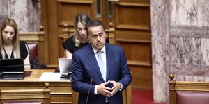 Ο Σταύρος Παπασταύρου στη Βουλή