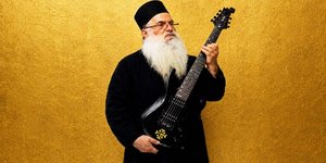 Ο πατέρας Διονύσης Ταμπάκης από το Ναύπλιο μάλλον δεν είχε πρόθεση να γίνει το πιο απρόσμενο όνομα που θα συζητούσε η διεθνής μουσική κοινότητα το 2026 / facebook