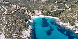 Αυτή είναι η παραλία με τη λευκή άμμο που απέχει μόλις 2 ώρες από την Αθήνα -Πού βρίσκεται