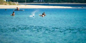 Οι Αρχές προχώρησαν σε εκκένωση και απορρύπανση της παραλίας