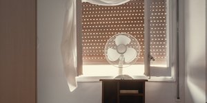 Όταν ανεβαίνει η θερμοκρασία είναι προτιμότερο να κλείνουμε τα παράθυρα, ειδικά όταν τα βλέπει ο ήλιος