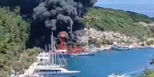 Παξοί φωτιά τουριστικά σκάφη 