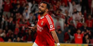 Ο Βαγγέλης Παυλίδης με τη φανέλα της Μπενφίκα 