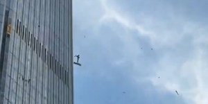 Μικρό αεροπλάνο προσέκρουσε σε ουρανοξύστη στο Πεκίνο