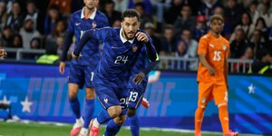 O Ραγιάν Τσερκί έχει βρει τον δικό του τρόπο για να... απολαμβάνει τις προπονήσεις της εθνικής Γαλλίας στο Παγκόσμιο Κύπελλο