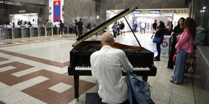 Όμορφες εικόνες με περιστατικούς να παίζουν πιάνο
