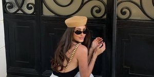 Influencer φοράει καπέλο