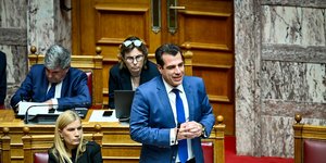 Ο Θάνος Πλεύρης κατά την εισήγησή του στη Βουλή
