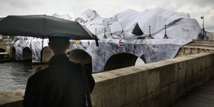 Οι καιρικές συνθήκες οδήγησαν στην αναβολή των εγκαινίων της εγκατάστασης «Σπηλιά» στη φημισμένη Pont Neuf του Παρισιού