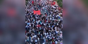 Αλβανία: Μαζικές κινητοποιήσεις κατά του τουριστικού θερέτρου στο Ζβέρνετς -«Η χώρα δεν είναι προς πώληση»