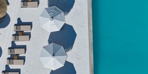 Αποψη από την πισίνα στο νέο ξενοδοχείο Pounda Resort Paros στην Πούντα / Φωτογραφία: Radisson Individuals