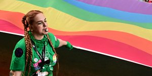 Νεαρή γυναίκα συμμετέχει στην παρέλαση Athens Pride 2025