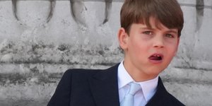 Ο πρίγκιπας Λούις κοιτάζει γεμάτος περιέργεια