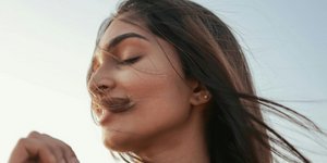 νέα γυναίκα κλειστά μάτια κοντινή λήψη