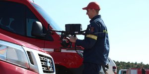 Πυροσβέστης χειρίζεται drone 