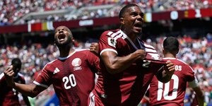 Οι παίκτες του Κατάρ πανηγυρίζουν το γκολ με την Ελβετία / Φωτογραφία: AP