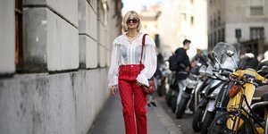 Αντί για μπλε τζιν -Το κόκκινο είναι το χρώμα που επιλέγουν οι ψαγμένες fashion insiders