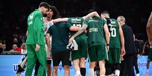Ο Ρογκαβόπουλος αποχώρησε υποβασταζόμενος
