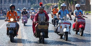 Κάτοικοι της Ρώμης κάνουν βόλτα με τη vespa τους για τα 80 χρόνια του θρυλικού σκούτερ