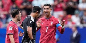 Ο Ρονάλντο διαμαρτύρεται στον διαιτητή του αγώνα Πορτογαλία-Κονκγό