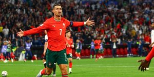 Ο Κριστιάνο Ρονάλντο πανηγυρίζει γκολ του