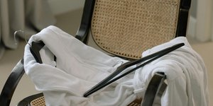 Αφήνετε τα ρούχα σας πάνω στην καρέκλα; Τι αποκαλύπτει η συνήθεια αυτή, σύμφωνα με την Ψυχολογία