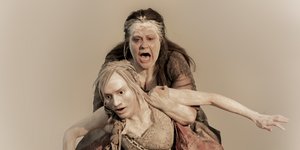 Μαρία Σαββίδου  παράσταση με προσωπεία 