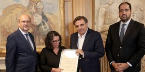 Η μητέρα του Β. Γιακουμάκη κατά την παραλαβή του πτυχίου του γιού της